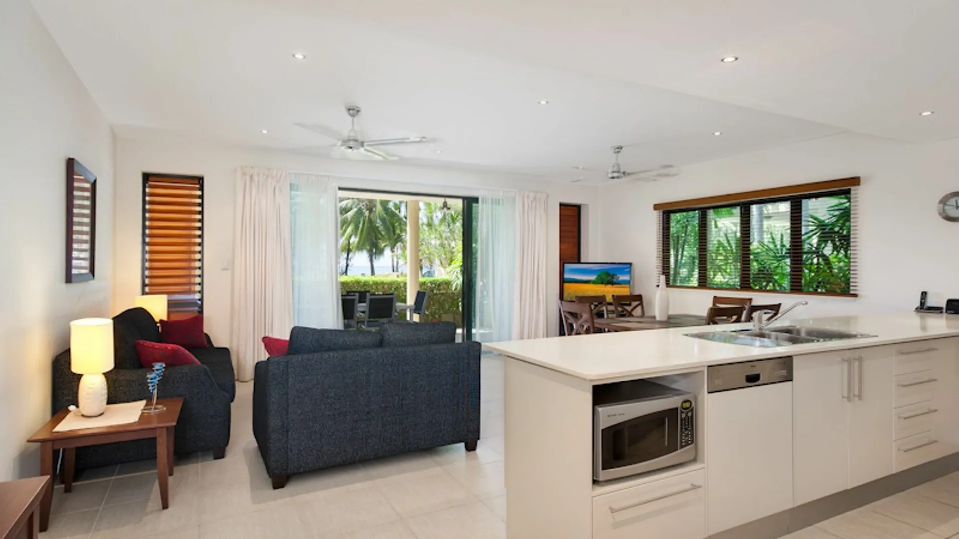 Peponi 2 - Beachfront Apartment Yorkeys Knob