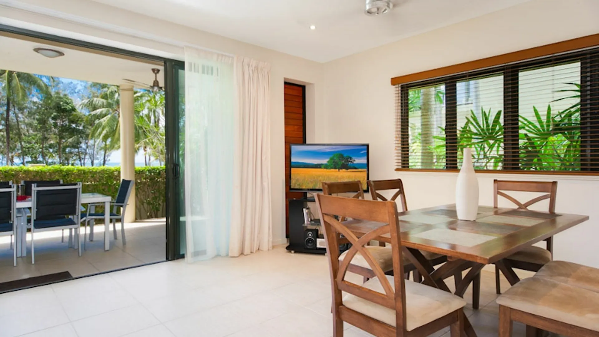 Peponi 2 - Beachfront Apartment Yorkeys Knob Australien